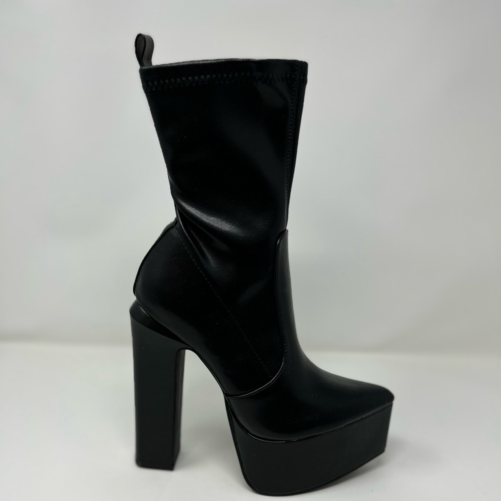 Women’s clothes till platform, heel ankle bootie